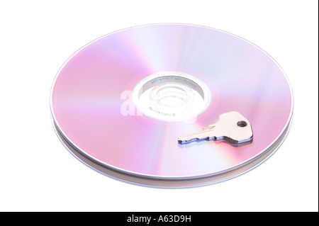 Konzept zur Datensicherheit, einzelne DVD mit Key isoliert auf weißem baclground Stockfoto