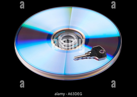 Konzept zur Datensicherheit, einzelne DVD mit Key isoliert auf schwarz baclground Stockfoto