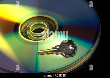 Konzept zur Datensicherheit, einzelne DVD mit Key isoliert auf schwarz baclground Stockfoto