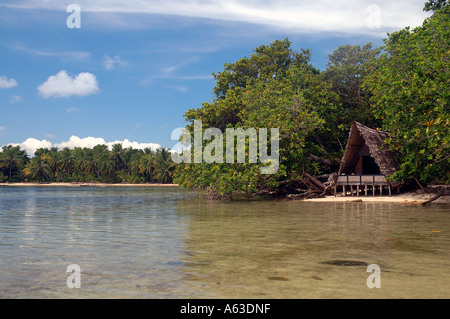 Strandhütte im tropischen Paradies Stockfoto