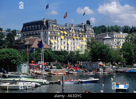 Boote am Hafen mit Hotel im Hintergrund, Genfer See, Beau-Rivage Palace, Lausanne, Vaud, Schweiz Stockfoto