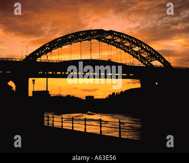 Wearmouth-Brücke über den Fluss zu tragen, bei Sonnenuntergang, Sunderland, Wearside, Tyne and Wear, England, UK. Stockfoto