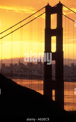 California San Francisco Silhouette der Golden Gate Bridge Sonnenaufgang Blick in Richtung Stadt von Marin County Stockfoto