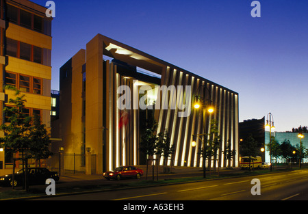 Regierungsgebäude leuchtet in der Dämmerung, Botschaft von Mexiko, Berlin, Deutschland Stockfoto