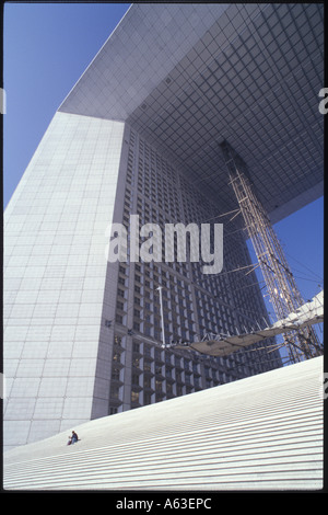 Niedrigen Winkel Ansicht des Triumphbogens in Stadt, Le Grand Arch, La Défense, Paris, Frankreich Stockfoto