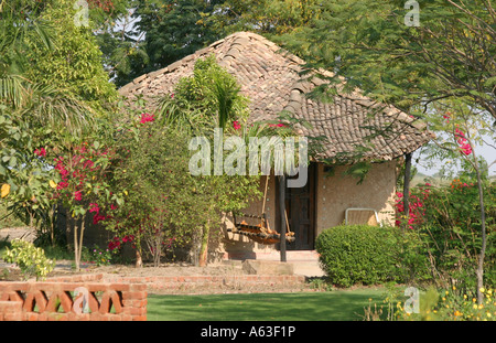 Rann Riders Resort wo in Luxus-Versionen der traditionellen Stammes-Cottages in Little Rann Of Kutch, Gujarat, Indien Gäste Stockfoto