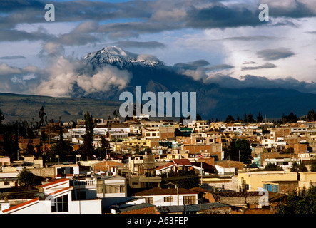 Vulkan Tungurahua, stratovulkan aus Stadt San Pedro de Riobamba, Provinz Chimborazo, Ecuador, Südamerika gesehen Stockfoto