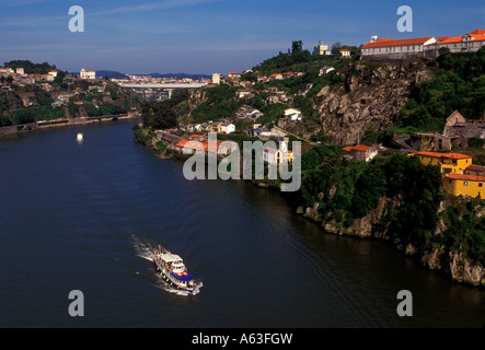 Sightseeing Tour Bootsfahrt Kreuzfahrt Boot entlang des Flusses Douro in der Hauptstadt Porto Porto Bezirk Portugal Stockfoto