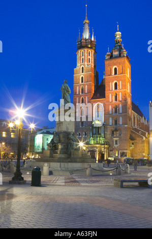 St. Marys Church und die Statue von Adam Mickiewicz in Rynek Glowney, Krakau, Polen Stockfoto