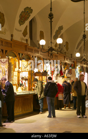 Käufer an den Marktständen in den Tuchhallen, Rynek Glowney, Krakau, Polen Stockfoto