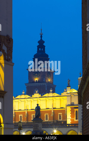 Die Statue von Adam Mickiewicz, die Tuchhallen und der Rathausturm, Wieza Ratuszowa in Rynek Glowny, Krakau, Polen Stockfoto