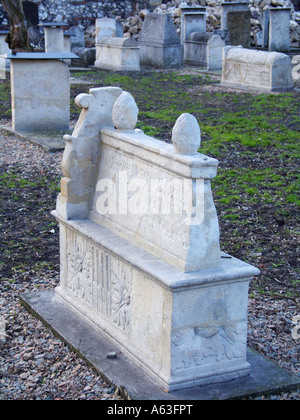 Ein Grabstein in die Remuh Friedhof neben der Remu Synagoge, Kazimierz, Krakau, Polen Stockfoto