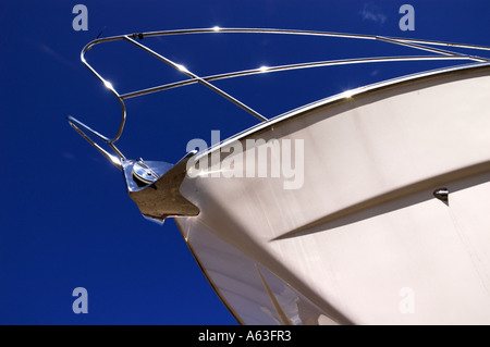 Bild von der Bug eines Bootes vor einem strahlend blauen Himmel Stockfoto