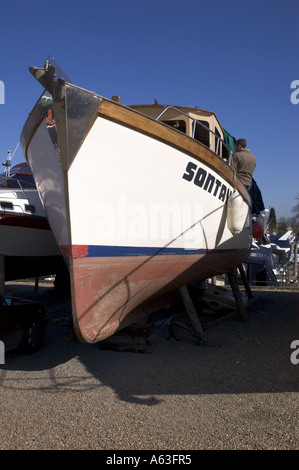 Boot im Trockendock in Newark Marina Nottinghamshire Stockfoto