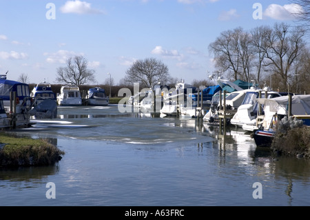 Bild von Urlaub Boote vertäut am Newark Marina Stockfoto