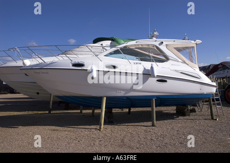 Boot im Trockendock in Newark Marina Nottinghamshire Stockfoto