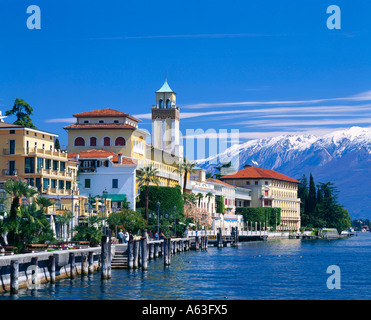 Häuser am Meer mit Bergen im Hintergrund Stockfoto