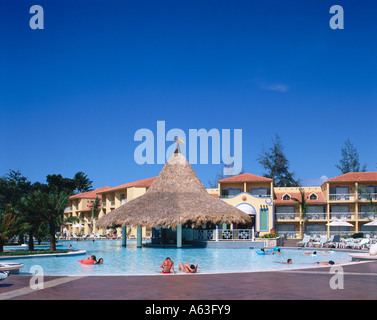 Schwimmen im Schwimmbad, Touristen Gran Ventana Beach Resort, Hotel Playa Dorada, Puerto Plata, Dominikanische Republik Stockfoto