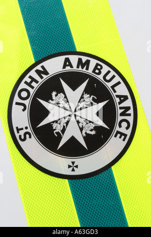 St John Ambulance Symbol auf Dayglo reflektierenden Hintergrund Stockfoto