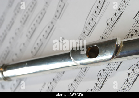 Musikinstrument Querflöte Nahaufnahme von Mundstück mit Blatt Hintergrundmusik Stockfoto