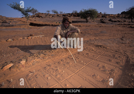 Ein Fuchs Wahrsager, Fox Pfotenabdrücke und interpretieren Sie die Zukunft, Bongo vorauszusagen, Dogon, Mali Stockfoto