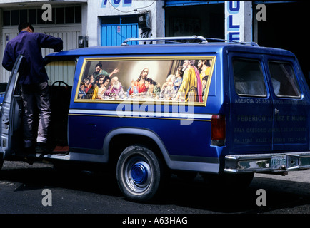 Reinigung einen Leichenwagen, ist auf dem gemalten Leonardo da Vincis "das letzte Abendmahl", Toluca, Mexiko Stockfoto