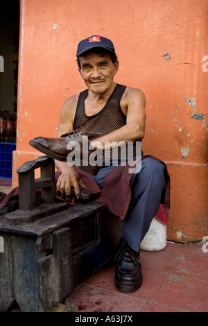 Shoe shine Mann aka Lustradore Granada Nicaragua Stockfoto