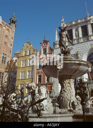 Fontana neptuna (neptunbrunnen), mit dwor artusa (Artushof), Dlugi Targ (Langen Markt), Danzig, Pommern, Polen. Stockfoto