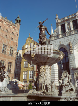 Fontana neptuna (neptunbrunnen) mit dwor artusa (Artushof), Dlugi Targ (Langen Markt), Danzig, Pommern, Polen. Stockfoto