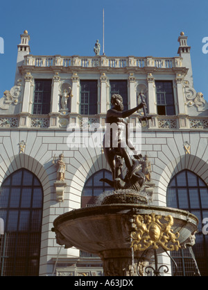 Fontana neptuna (neptunbrunnen) mit dwor artusa (Artushof), Dlugi Targ (Langen Markt), Danzig, Pommern, Polen. Stockfoto