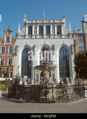 Fontana neptuna (neptunbrunnen) mit dwor artusa (Artushof), Dlugi Targ (Langen Markt), Danzig, Pommern, Polen. Stockfoto