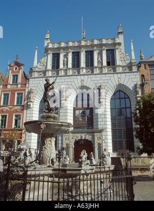 Fontana neptuna (neptunbrunnen) mit dwor artusa (Artushof), Dlugi Targ (Langen Markt), Danzig, Pommern, Polen. Stockfoto