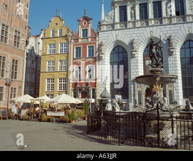 Fontana neptuna (neptunbrunnen) mit dwor artusa (Artushof), Dlugi Targ (Langen Markt), Danzig, Pommern, Polen. Stockfoto