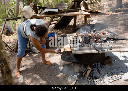 Frau Hernandez machen hausgemachte Brot in hausgemachte Ofen Isla San Fernando aka Elvis Chavarría Solentiname Inseln Nicaragua Stockfoto