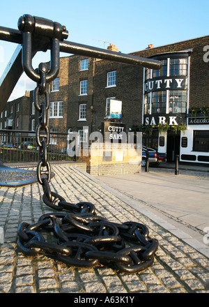 Anker und Kette Funktion außerhalb der Cutty Sark Wirtshaus in Greenwich London Stockfoto