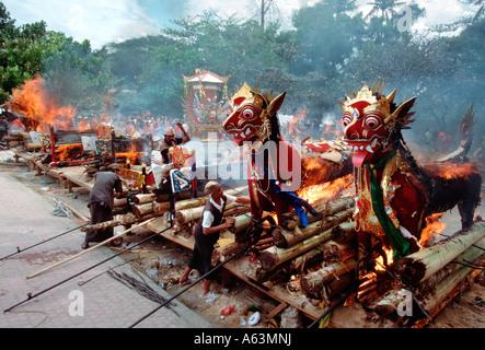 Bali, Indonesien - rituelle Verbrennung der hochrangiger Hindus am Strand von Sanur Stockfoto