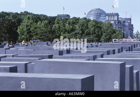 Beton-Stelen am Denkmal mit Gebäuden im Hintergrund, Denkmal für die ermordeten Juden Europas, Berlin, Deutschland Stockfoto