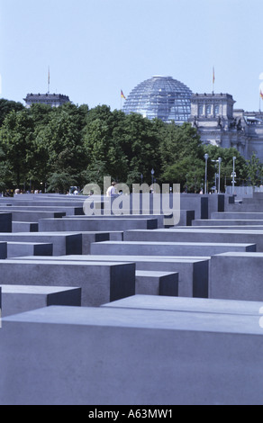 Beton-Stelen am Denkmal mit Gebäuden im Hintergrund, Denkmal für die ermordeten Juden Europas, Berlin, Deutschland Stockfoto
