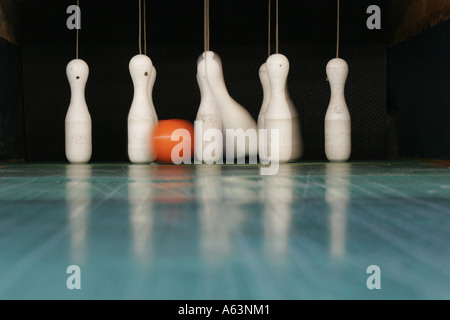 Bowling-Kugel und Pins auf Bowling-Bahn Stockfoto