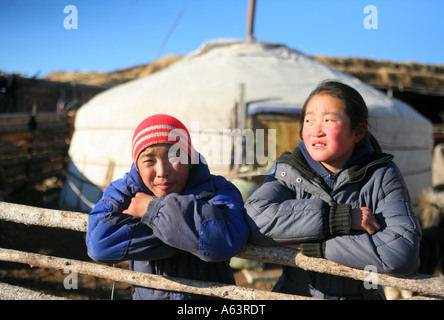 Mongolei - Nomadenkinder vor einem traditionellen Ger in der stepps Stockfoto