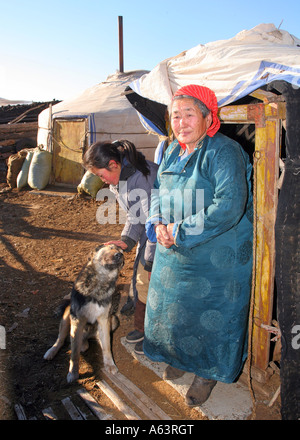 Mongolei - Nomaden vor einem traditionellen Ger in der stepps Stockfoto