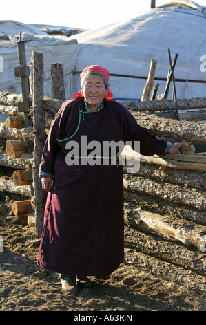 Mongolei - Nomad Frau vor einem traditionellen Ger in der stepps Stockfoto