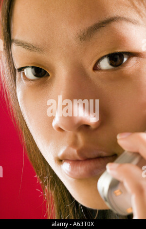 Asiatische Frau mit Handy Stockfoto