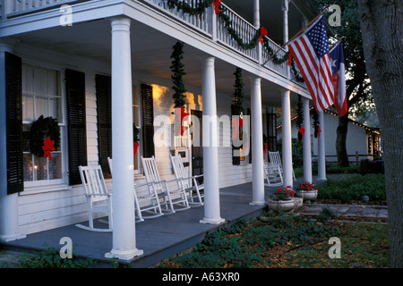 Texas Salado Weihnachtsschmuck und weißen hölzernen Schaukelstühle auf Veranda des kolonialen Stil House Inn am Salado B B Stockfoto