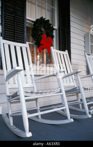 Texas Salado Weihnachtsschmuck und weißen hölzernen Schaukelstühle auf Veranda des kolonialen Stil House Inn am Salado B B Stockfoto