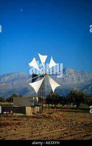 traditionelle Windmühle auf der Lassithi Hochebene Kreta Griechenland Stockfoto