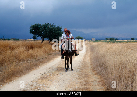 Vater und Tochter reiten Esel auf der Lassithi Hochebene Kreta Griechenland Stockfoto