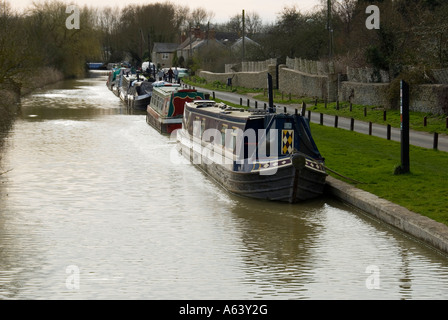 Narrowboats vertäut entlang der Leinpfad am Thrupp in Oxfordshire Stockfoto