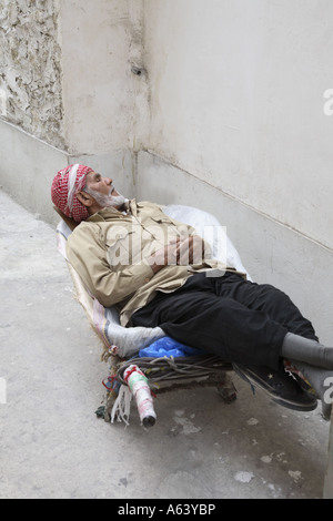 Arbeiter schläft in Schubkarre in Doha Stockfoto