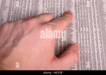 Märkte-Journal mit einer Hand drauf Stockfoto